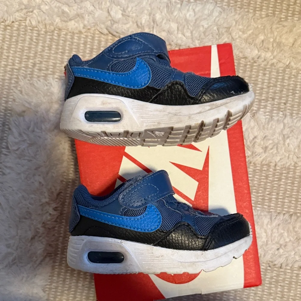 Nike Kids Navy and Black Sneakers - Picture 3 of 5